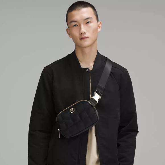 🎁🖤Brand New Never Used Black Velour Lululemon Belt Bag!! Sold Out In Stores! - Picture 6 of 9